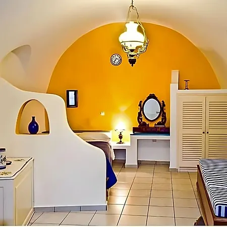Chic Santorini Hotel 3*